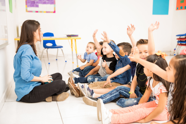 vue-profil-groupe-eleves-age-prescolaire-levant-main-essayant-participer-ecole vue-profil-groupe-eleves-age-prescolaire-levant-main-essayant-participer-ecole